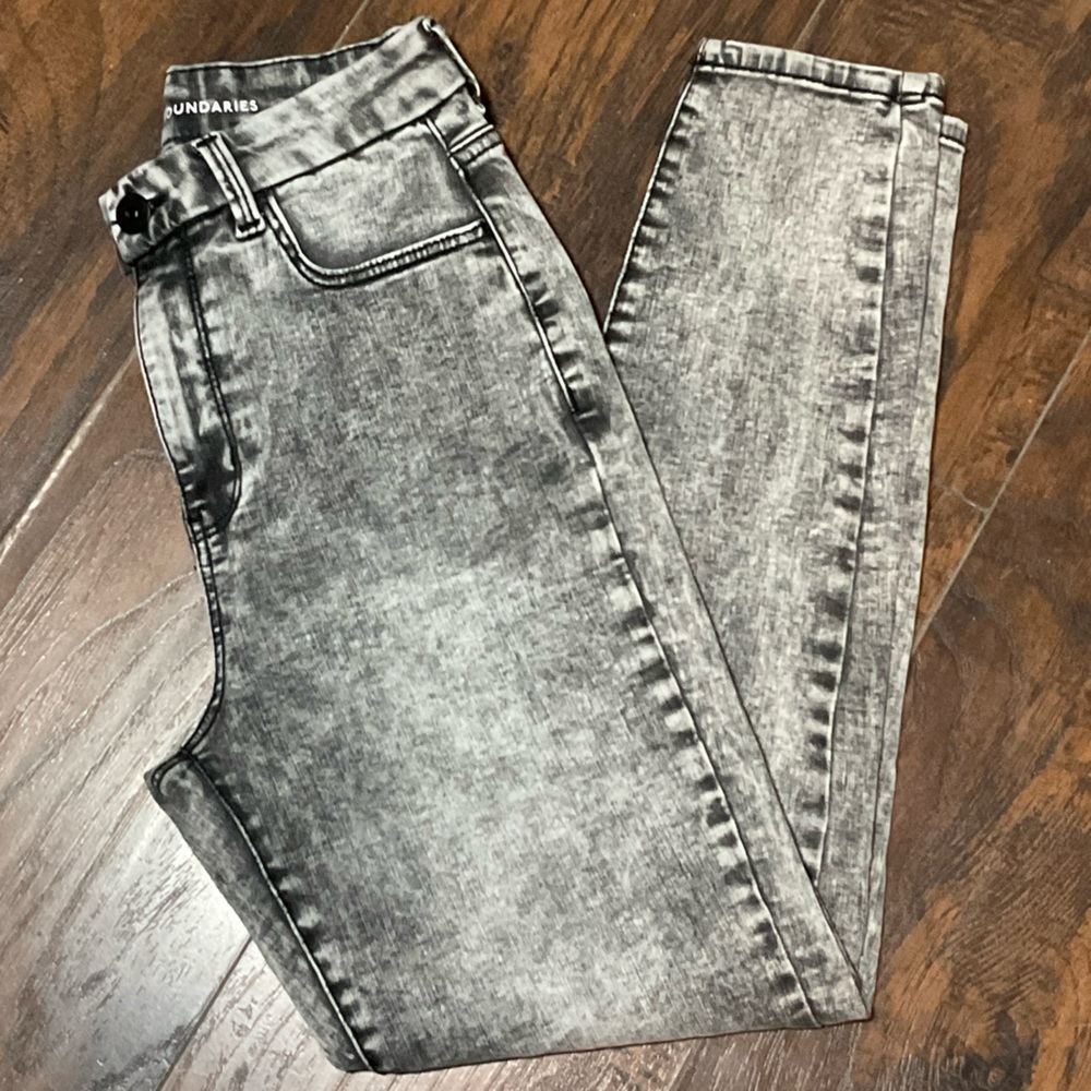 No Boundaries High Waist, Super Stretch Straight Leg Black Dye Jeans. Sz…